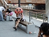 「MUNI」をかぶり街中でパフォーマンスを行う東清さん